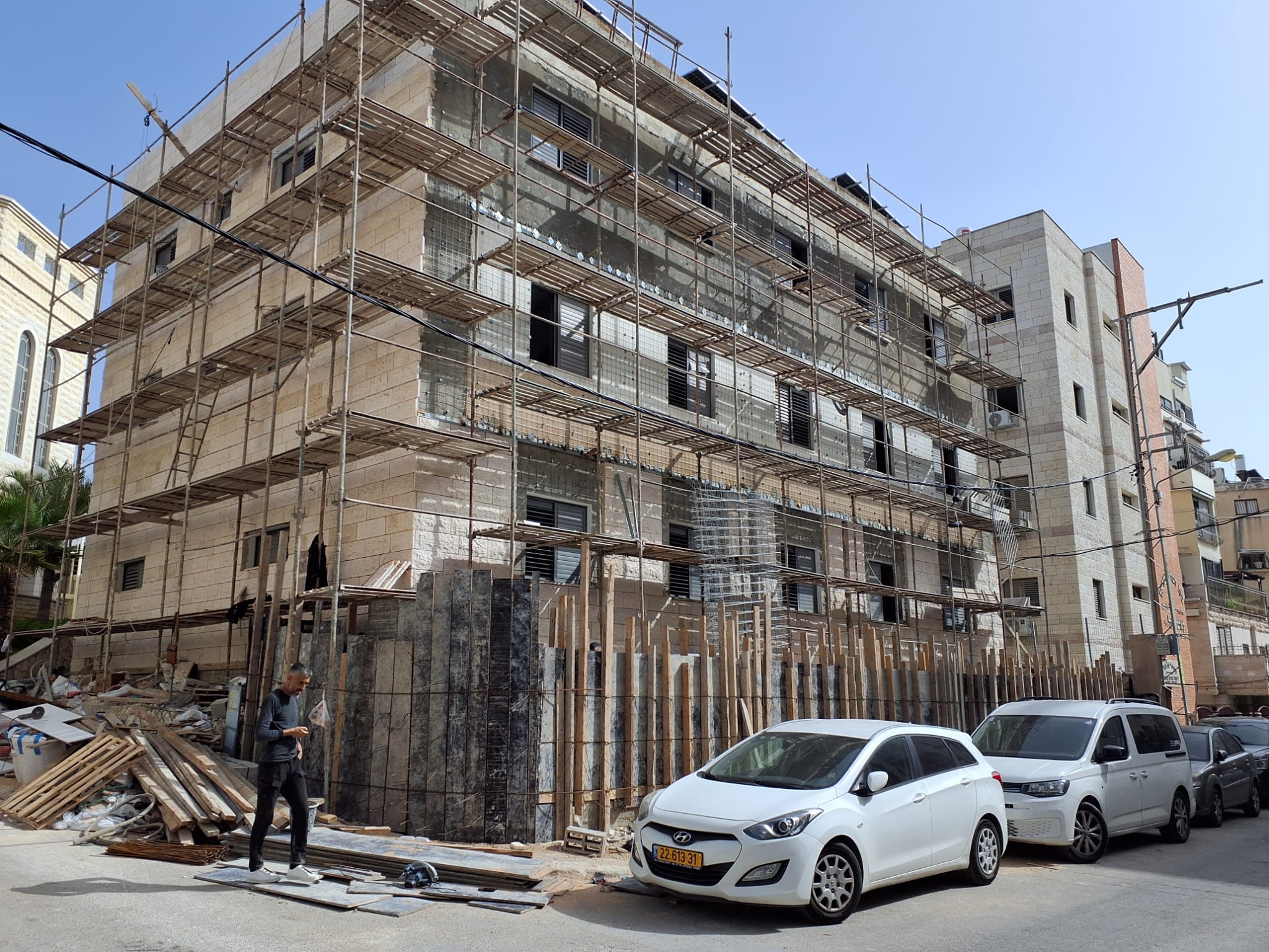 חיפוי אבן ירושלמית למבנה ברחוב הרב שר בבני ברק